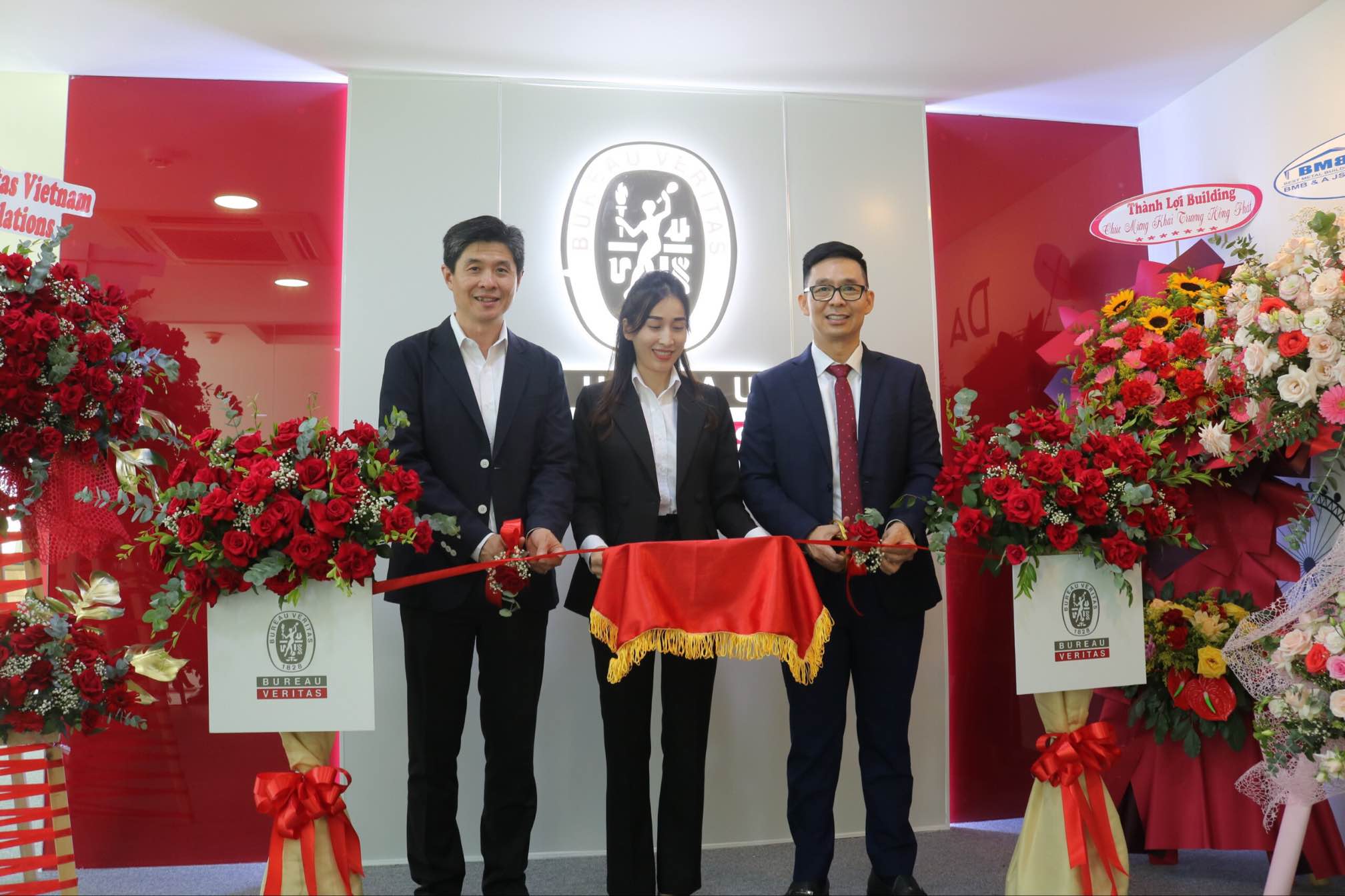 Lãnh đạo Bureau Veritas cắt băng khánh thành khai trương văn phòng tại Đà Nẵng