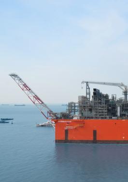 FLOATING LIQUEFIED NATURAL GAS
